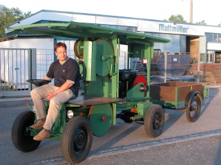 Thomas Mattmüller steuert eine Kombi Landmaschine aus dem Jahr 1953